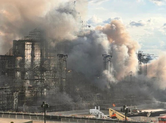 La Mainstage de Tomorrowland en proie aux flammes.