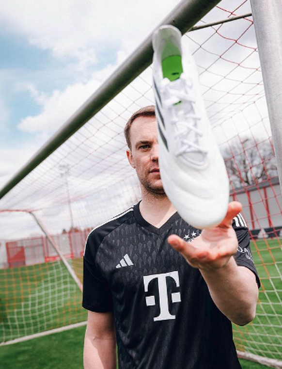Manuel Neuer apparaît aussi sur les publicités du célèbre équipementier sportif à trois bandes.