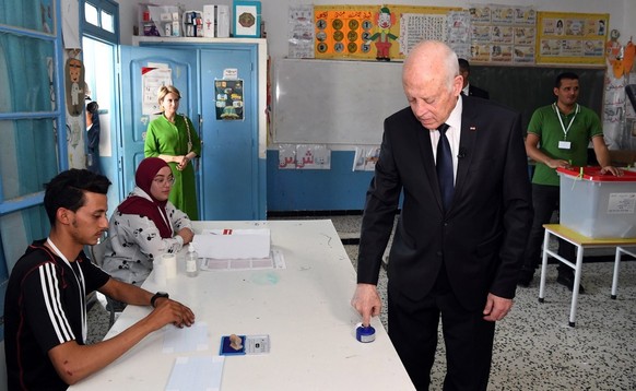 Le président Kaïs Saïed dans un bureau de vote. Tunis, 25 juillet 2022.