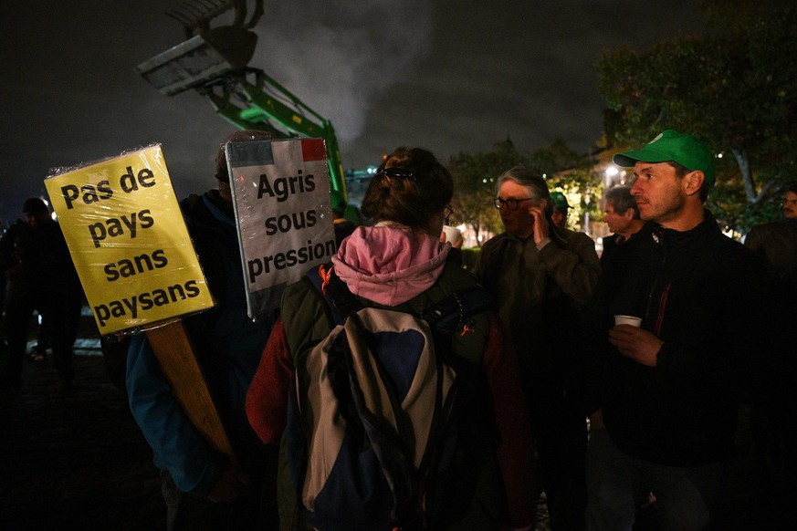 epa11727844 Farmers and protesters with a signboard (L) reading &#039;No country without farmers&#039; protest in Bordeaux, France, 18 November 2024. The demonstrators oppose the EU-Mercosur free trad ...