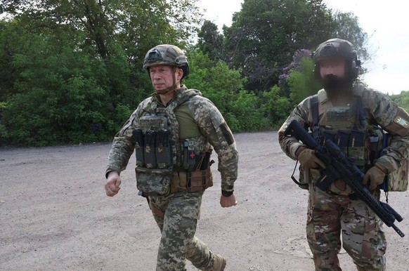 Oleksandr Syrsky, à gauche, visite le front lors d&#039;une visite surprise, ce dimanche.