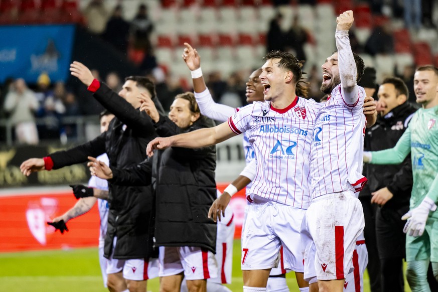 Les joueurs valaisans avec au centre Jan Kronig (SIO) fetent la victoire lors de la rencontre de football de Super League entre FC Sion et BSC Young Boys le dimanche 7 decembre 2025 au stade de Tourbi ...