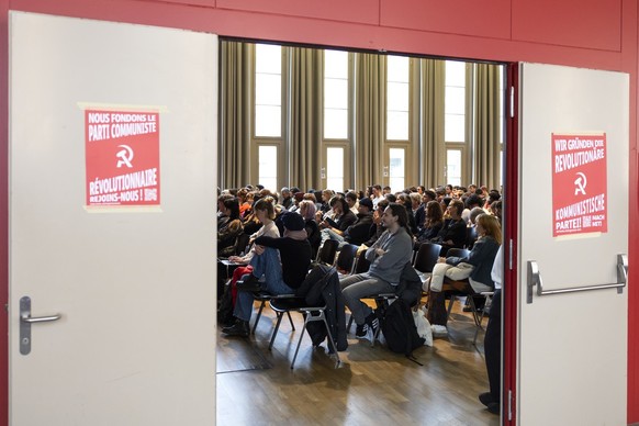 Leute versammeln sich im Volkshaus bei der Lancierung der Revolutionaeren Kommunistischen Partei, am Samstag, 10. Februar 2024 im Volkshaus in Biel. (KEYSTONE/Peter Klaunzer)