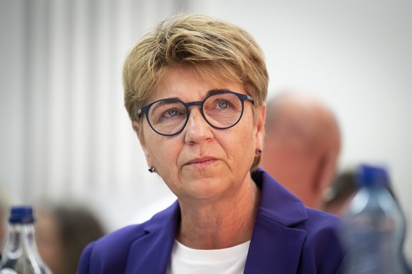 Alt Bundesraetin Viola Amherd ist bei der Rede von der scheidende Parteipraesident Gerhard Pfister, Nationalrat Mitte-ZG, geruehrt, an der Delegiertenversammlung der Mitte Partei, am Samstag, 28. Juni ...