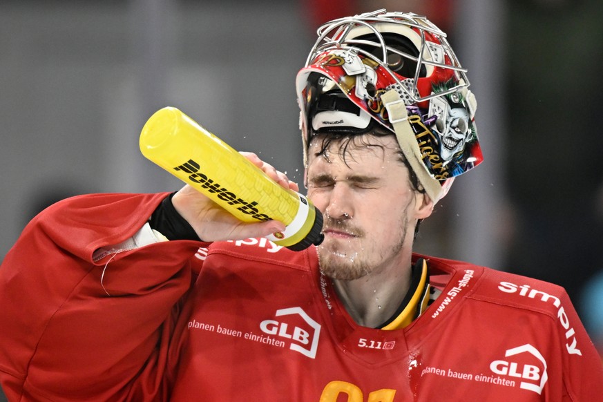 Tigers Goalie Robin Meyer, spuelt sich das Gesicht ab beim Eishockey-Qualifikationsspiel der National League, zwischen den SCL Tigers und dem EHC Kloten, am Samstag, 22. November 2025, in der Emmental ...