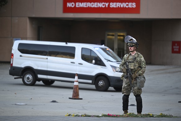 A member of the U.S. military stands guard as a van pulls into the downtown Metropolitan Detention Center Tuesday, June 17, 2025, in Los Angeles. (AP Photo/Wally Skalij)
Los Angeles Curfew
