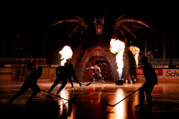 Les joueurs fribourgeois entrent sur la glace sous le dragon lors du match du championnat suisse de hockey sur glace de National League entre HC Fribourg-Gotteron et Lausanne HC, LHC, le vendredi 22 n ...