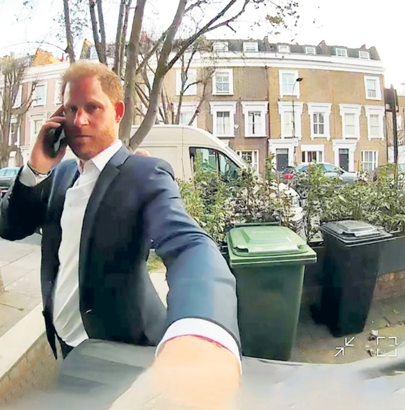 Capturé par une caméra de sonnette, le duc de Sussex a été aperçu devant la maison d'un inconnu, avec son téléphone.