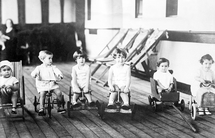 1930S Toddlers take part in a tricycle race on the deck of the Italian ship the Conte Verde . Colourised version exists: 13730412. Date: early 1930s Copyright: Copyrightx(c)Geminix2023.xCredit:xGemini ...