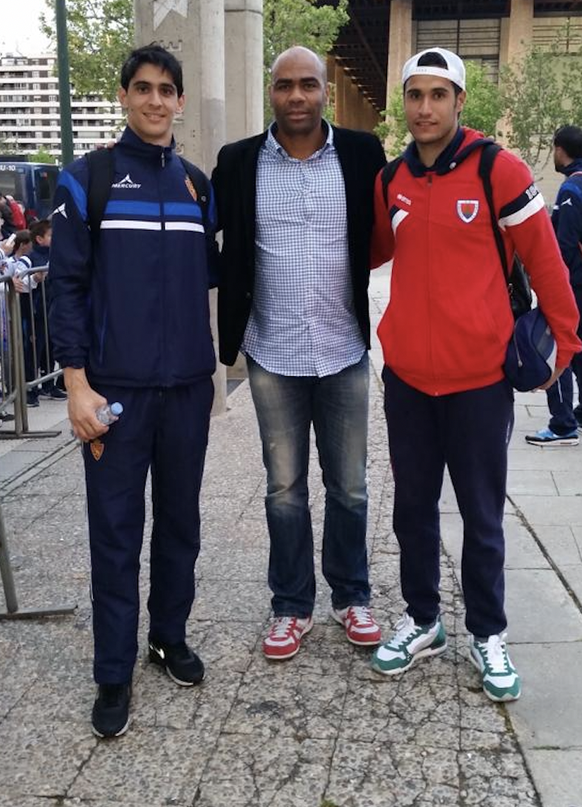 Khalid Fouhami entourant ses deux protégés en équipe du Maroc Bono (à gauche) et Munir, après un face à face de leurs clubs en Liga.