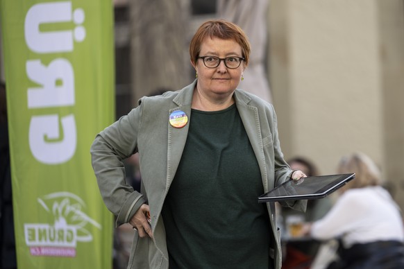 Natalie Imboden, Praesidentin der Gruenen Kanton Bern, schreitet in Richtung Rathaus, an den Berner Regierungsrats- und Grossratswahlen, am Sonntag, 27. Maerz 2022 in Bern. Das Stimmvolk des Kantons B ...