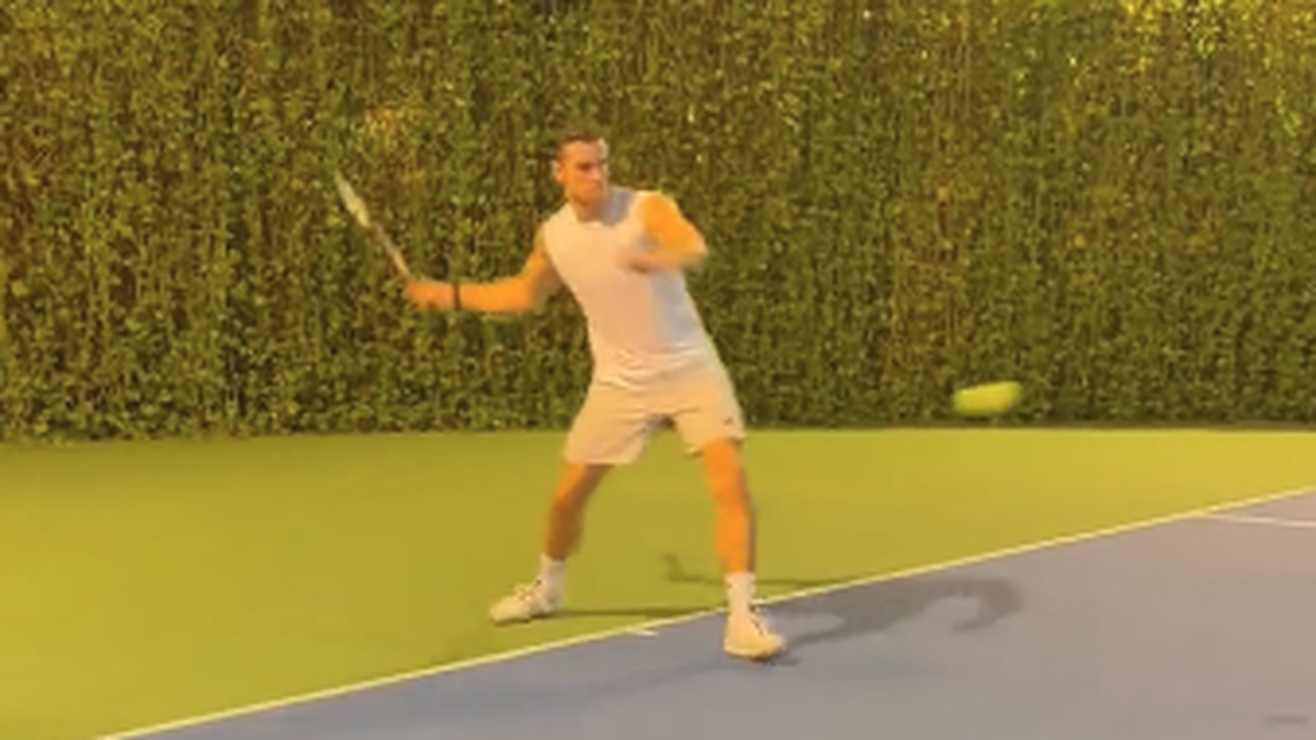 la-star-du-foot-gareth-bale-cartonne-aussi-en-tennis