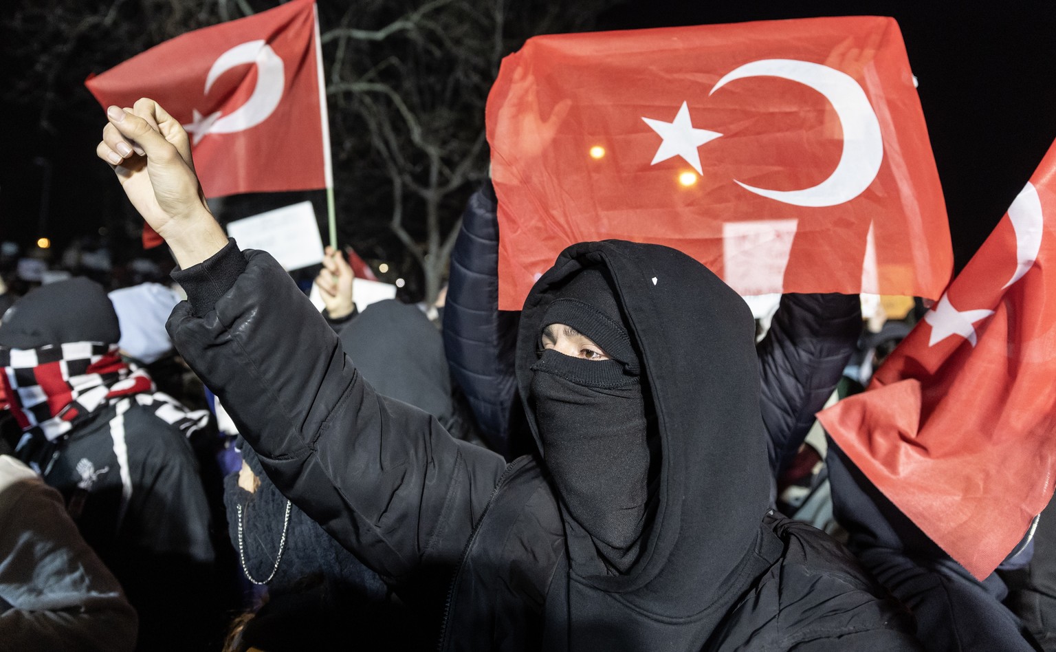 epa11986080 Protesters try to march to Taksim Square from the Istanbul Municipality headquarters during a protest against the detention of Istanbul Mayor Ekrem Imamoglu in Istanbul, Turkey, 24 March 2 ...