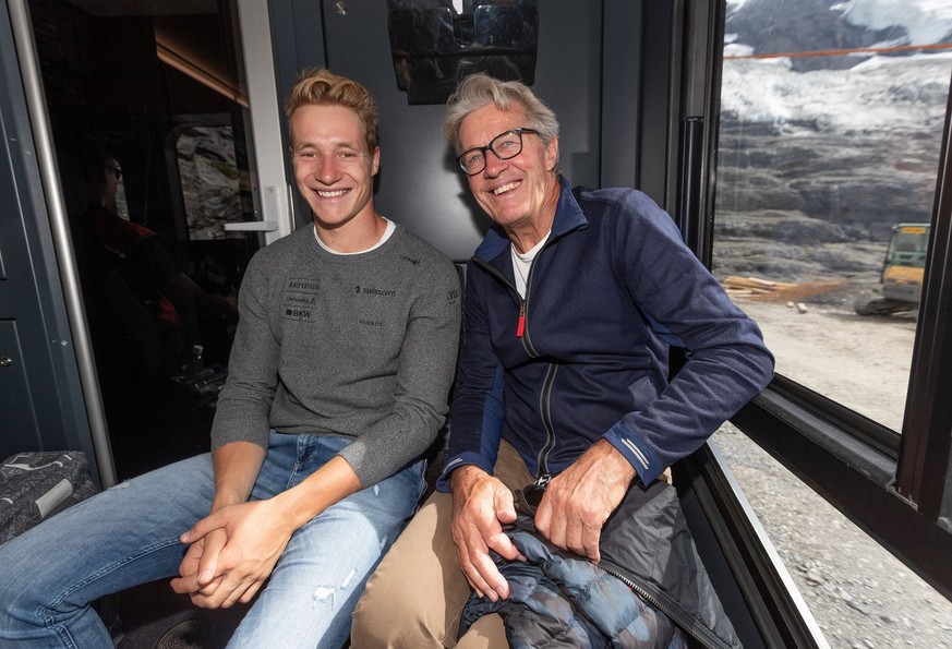 Marco Odermatt (à gauche) aux côtés de Bernhard Russi.