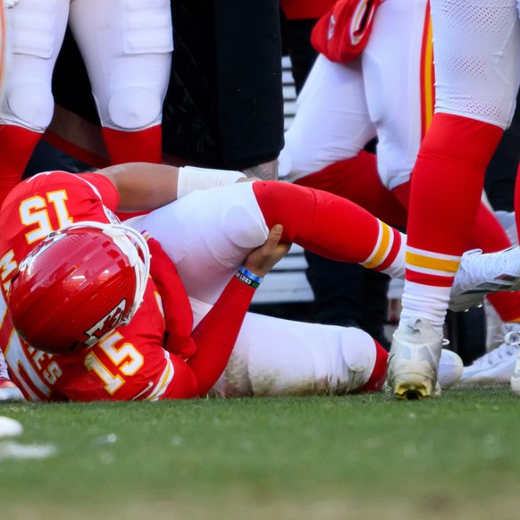 Patrick Mahomes se tient le genou gauche après avoir subi une déchirure du ligament antérieur