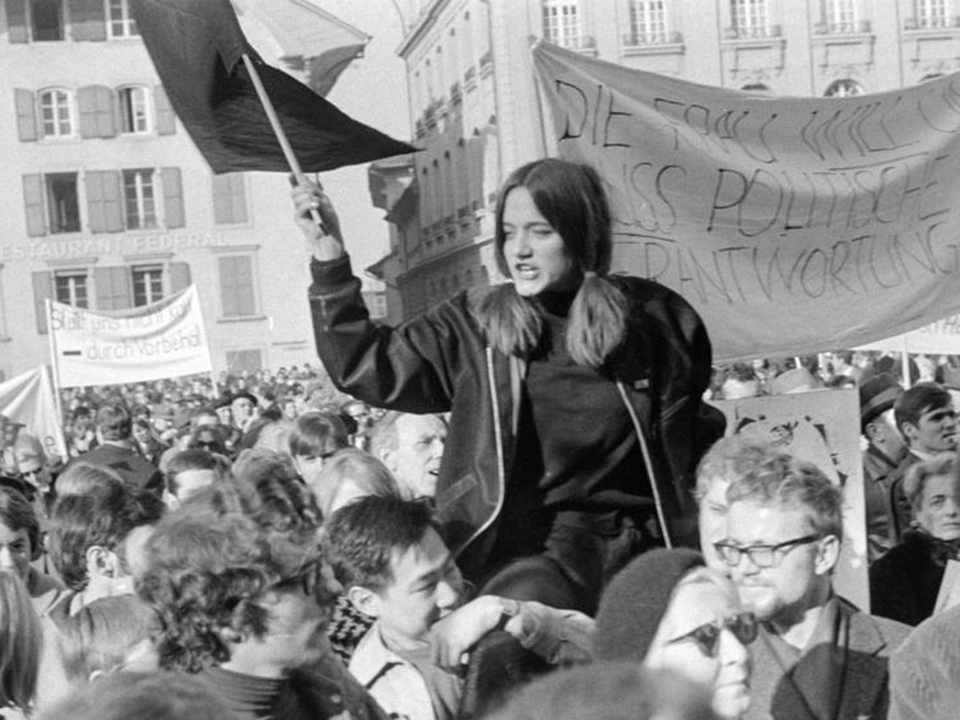 Le 1<sup>er </sup>mars 1969, plusieurs milliers de militants ont manifesté sur la Place fédérale à Berne pour le droit de vote des femmes. 