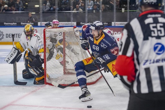 Fabrice Herzog, mitte, von Zug im Spiel gegen Torhueter Tim Wolf, links, von Ajoie beim Eishockey Qualifikationsspiel der National League zwischen dem EV Zug und dem HC Ajoie am Freitag, 24. September ...