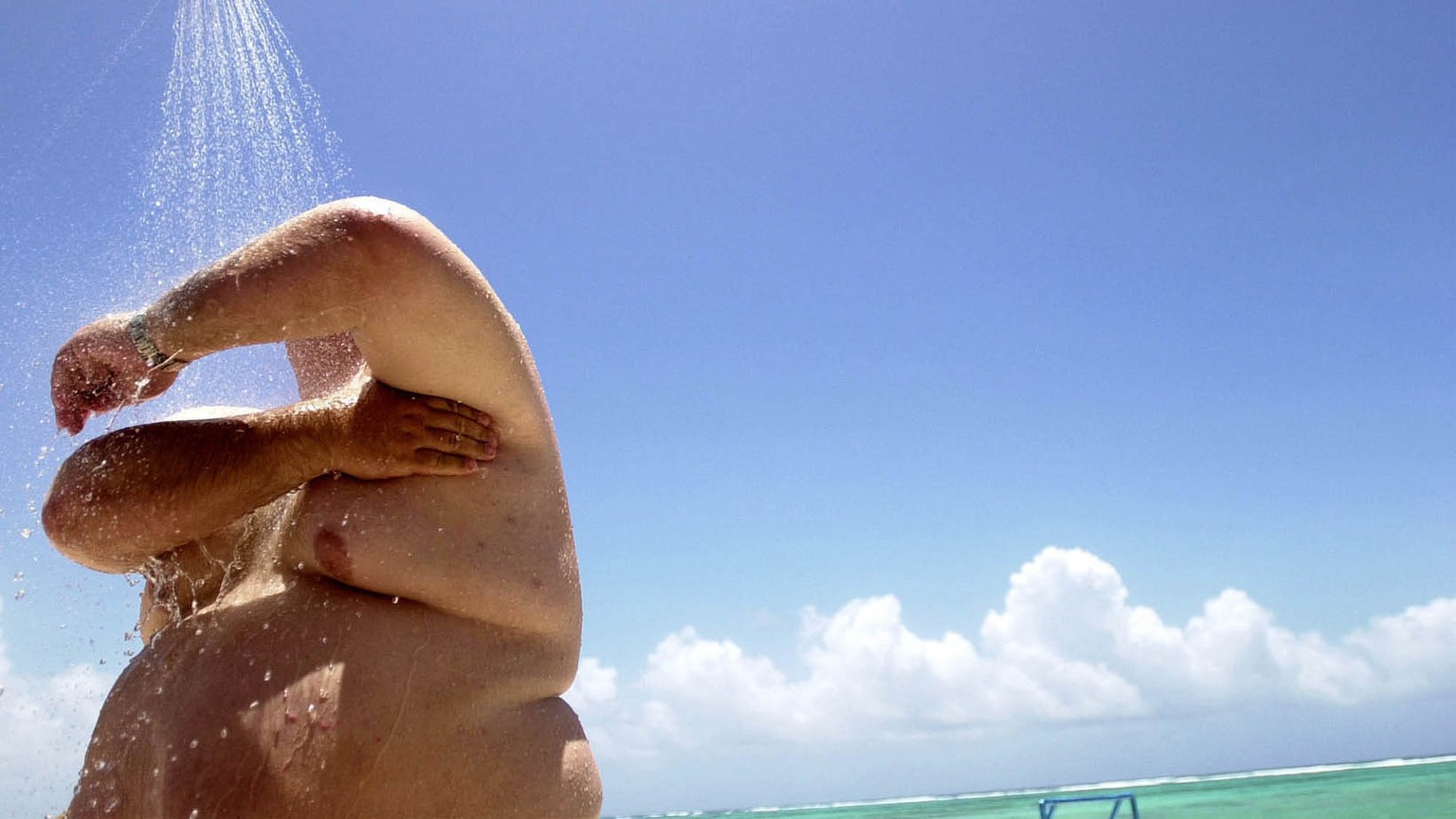 ARCHIV - ZUR INTERNATIONALEN STUDIE ZUR GEWICHTSZUNAHME DER WELTBEVOELKERUNG STELLEN WIR IHNEN FOLGENDES ARCHIVBILD ZUR VERFUEGUNG. - Angel Alonzo, 28, showers off after a dip in the Caribbean at the  ...