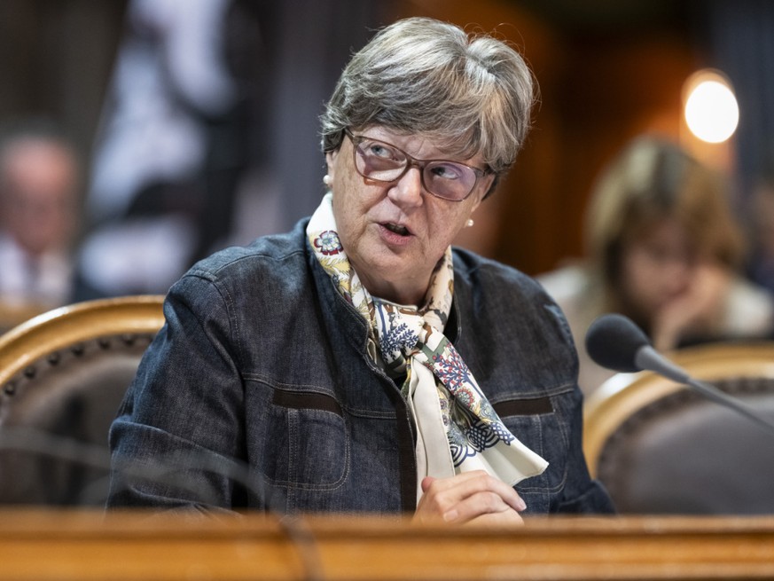 La possibilité de porter un double nom répond à un besoin avéré, a souligné Isabelle Chassot (Centre/FR) pour la commission.