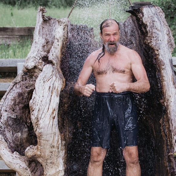 Wim Hof, probablement en train de prendre une douche glacée.