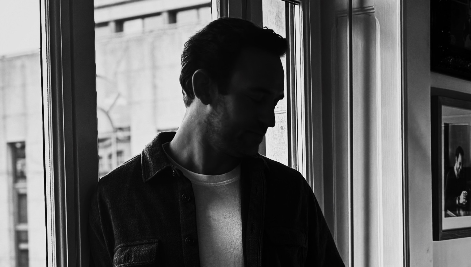 L&#039;écrivain Joël Dicker dans son bureau, à Genève.