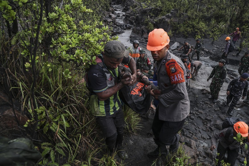 epa12943724 Rescuers carry the body of a victim of Mount Dukono Volcano eruption in North Halmahera, Indonesia, 09 May 2026. According to the Indonesias rescue agency (Basarnas), the rescuers have re ...