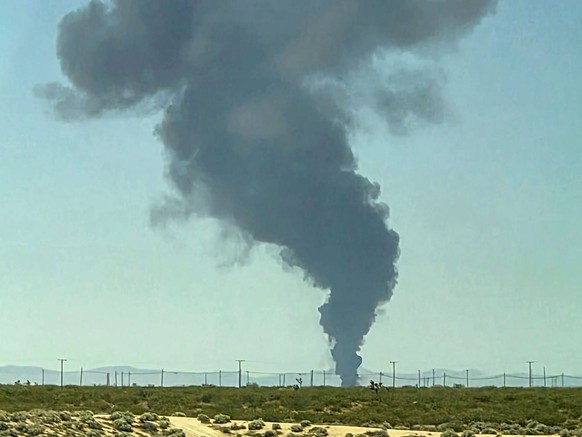 Smoke plumes rise from a B-52 bomber that crashed shortly after takeoff at a U.S. Air Force base in Southern California, Monday, June 15, 2026. (Debbie Reyes Katz via AP Photo)
Military Crash Californ ...