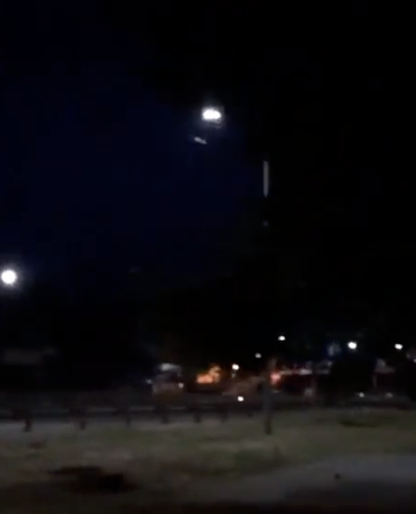 Des images partagées par le journaliste hollandais indépendant, Thomas van Linge, sur Twitter, dans la nuit.