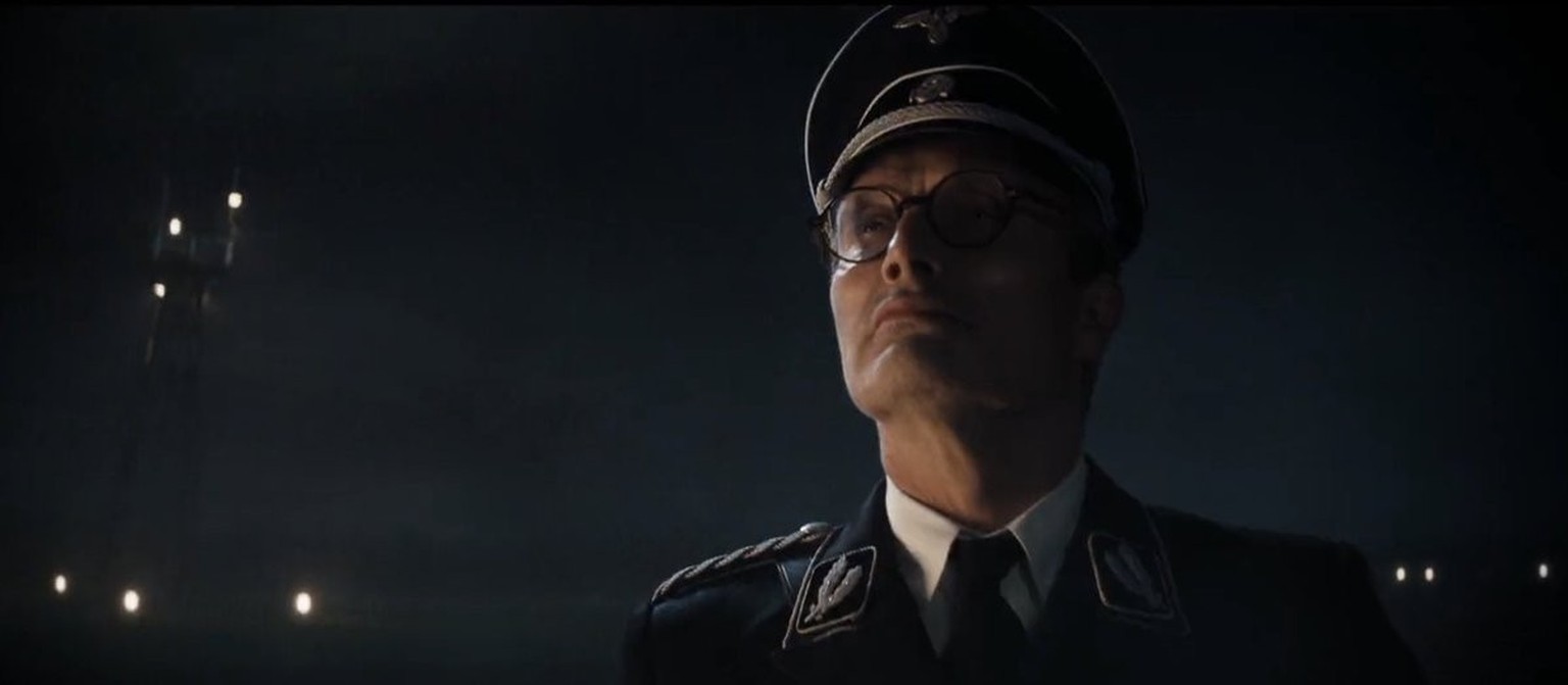 Mad Mikkelsen et ses petites lunettes rondes, l'accessoire indispensable pour jouer un méchant nazi (oui, c'est un pléonasme).