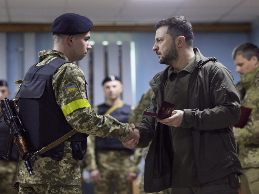 Gilet pare-balles sur les épaules, Volodymyr Zelensky s'est rendu pour la première fois depuis le début de l'invasion russe dans l'Est du pays, à Kharkiv, où il a rencontré des soldats.