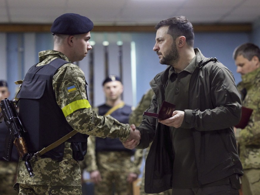 Gilet pare-balles sur les épaules, Volodymyr Zelensky s&#039;est rendu pour la première fois depuis le début de l&#039;invasion russe dans l&#039;Est du pays, à Kharkiv, où il a rencontré des soldats.