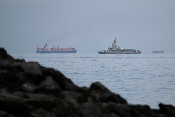 A UAE navy ship sails next to a cargo ship in the Strait of Hormuz as seen from Khor Fakkan, United Arab Emirates, Wednesday, March 11, 2026. (AP Photo/Altaf Qadri)
ML-Ir'-EUA-Dubai