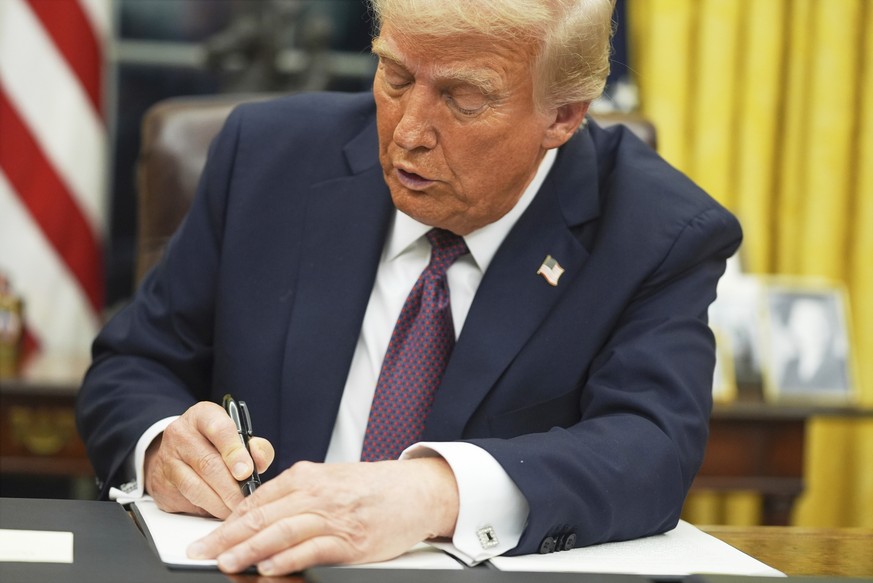 FILE - President Donald Trump signs an executive order on birthright citizenship in the Oval Office of the White House in Washington, Jan. 20, 2025. (AP Photo/Evan Vucci, File)
Donald Trump
