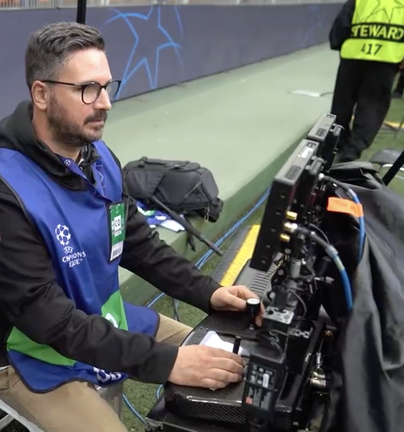 Le technicien aux manettes mardi.