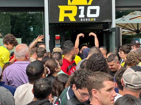Plusieurs milliers de personnes sont amassées devant le restaurant, dépassé par le succès de l'opération.
