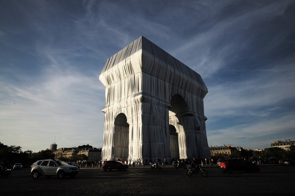 PARIS, FRANCE SEPTEMBER 22: The Arc de Triomphe wrapped in a giant sheet of fabric as part of a project of late Bulgarian-born US artist Christo Javacheff is seen on September 22, 2021 in Paris, Franc ...