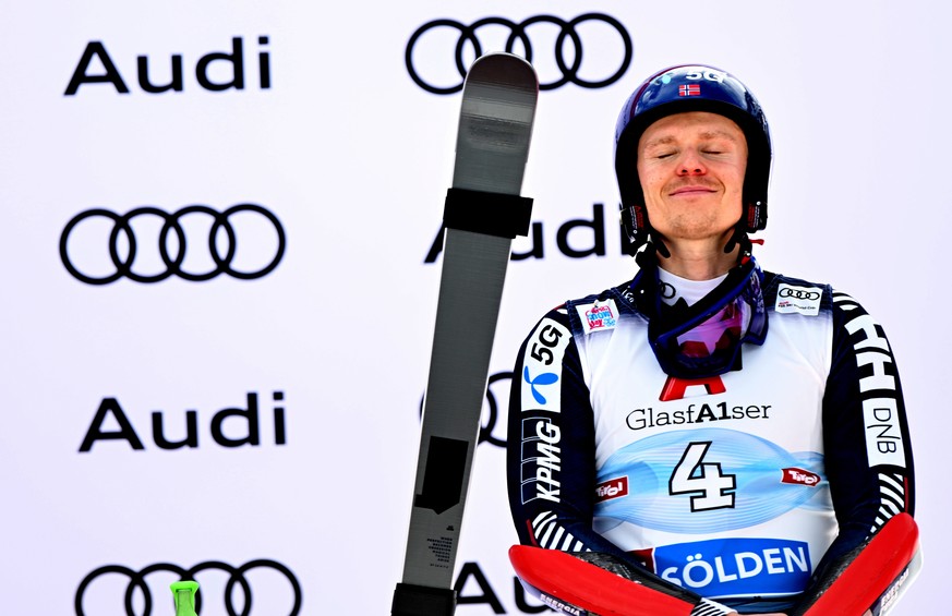 Le Norvégien profite des délices du podium et ferme les yeux sur ses skis Van Deer.