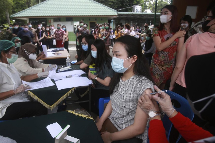 Sinovac Chine vaccin injection Covid-19 coronavirus positif test Indonésie santé