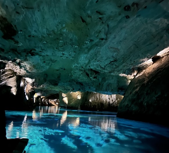 Des lumières ont été disposées à l'intérieur du lac.