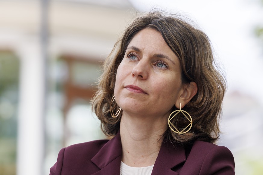 Christina Kitsos, conseillere administrative de la Ville de Geneve, ecoute une intervention sur la campagne de sensibilisation et des Journees nationales d'action pour les droits des personnes en ...