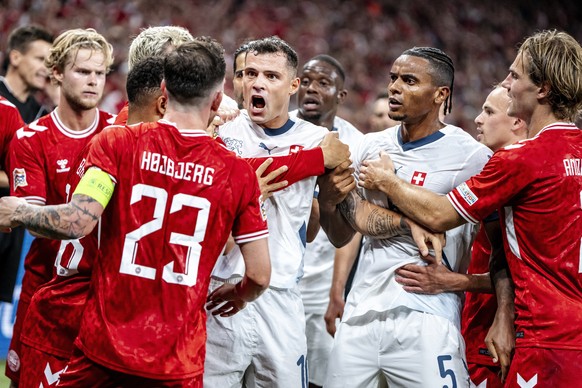 epa11588380 Denmark&#039;s Pierre-Emile Hoejbjerg (L) and Switzerland&#039;s Manuel Akanji (C-R) and Granit Xhaka (C) in connection with Denmark&#039;s Patrick Dorgu scoring the 1-0 during the UEFA Na ...