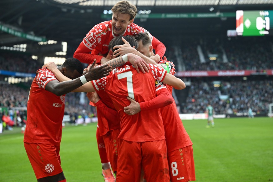 15.03.2026, Bremen: Fußball, Männer: Bundesliga, Werder Bremen - FSV Mainz 05, 26. Spieltag, Weserstadion. Jae-sung Lee (M, 1. FSV Mainz 05) feiert sein Tor zum 0:2 mit dem Team. Foto: Carmen Jasperse ...