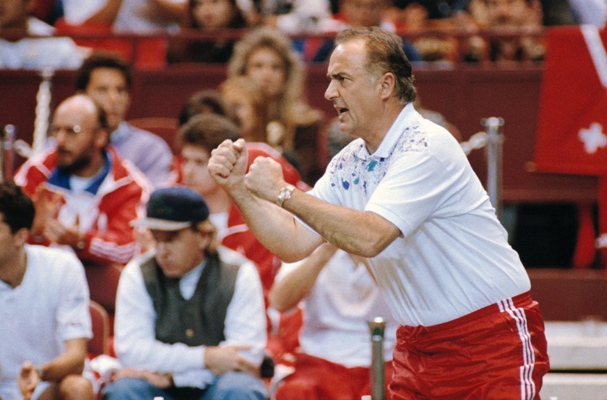Dimitri Sturdza, der Trainer des Schweizer Davis-Cup-Teams, gibt im Dezember 1992 in Fort Worth, Texas, USA, waehrend dem Davis-Cup Final zwischen der USA und der Schweiz taktische Anweisungen. (KEYST ...