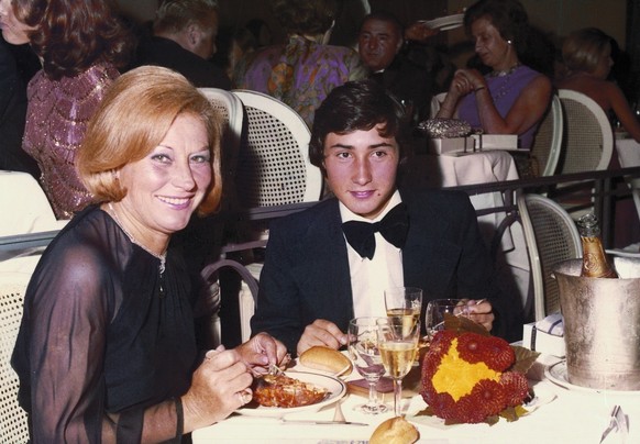 Pâquerette et le jeune Nicolas, en 1973, lors du gala des Courses de Deauville.