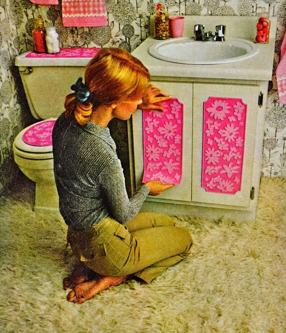 Badezimmer WC mit Spannteppich 1970s retro design https://www.apartmenttherapy.com/why-did-anyone-think-carpet-in-the-bathroom-was-a-good-idea-257122