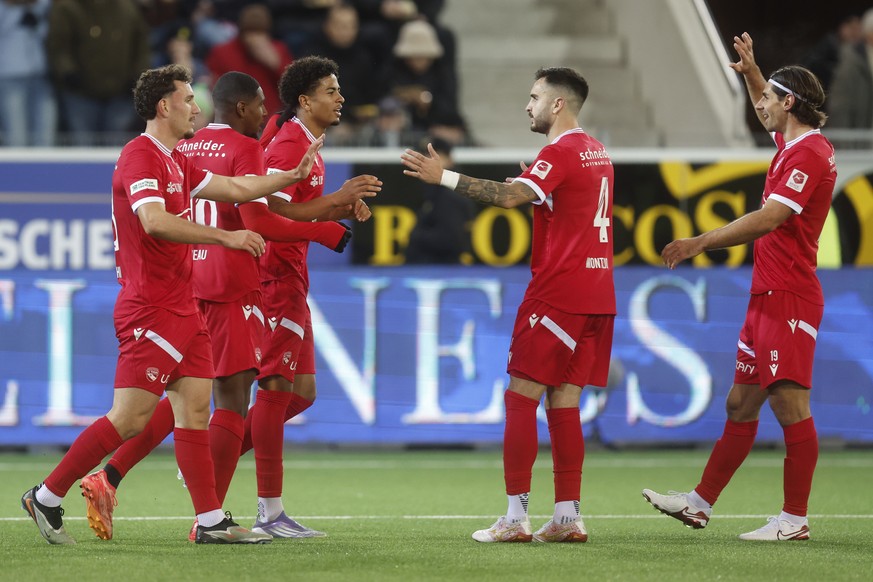 Thun&#039;s Spieler jubeln nach dem Tor zum 4-0 durch Ethan Meichtry (FCT), 3. von links, im Super League Spiel zwischen dem FC Thun und dem FC Luzern, am Samstag, 6. Dezember 2025 in der Stockhorn Ar ...