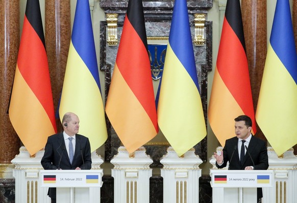 Volodymyr Zelensky et Olaf Scholz à Kiev, le 14 février 2022. Le chancelier allemand était en visite officielle à Kiev pour témoigner de sa solidarité à l'Ukraine, qui craignait alors une invasion russe...