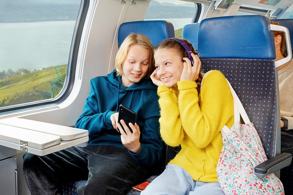 Et quoi qu’il arrive, en train, il est toujours possible d’admirer les paysages par la fenêtre, d’écouter de la musique et, simplement, de profiter du voyage.