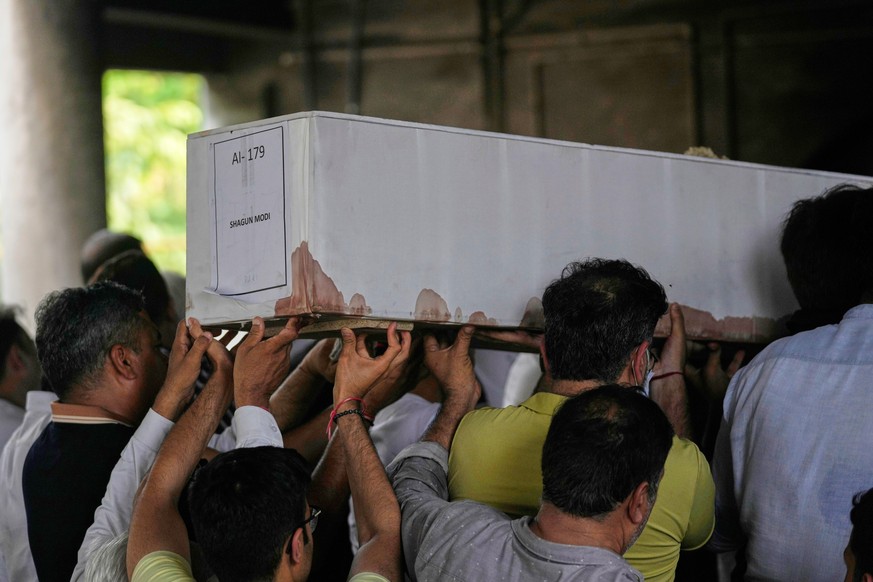 Relatives carry the coffin containing the remains of Shagun Modi, a victim of the Air India plane crash, at a crematorium during her funeral in Ahmedabad, India, Sunday, June 15, 2025. (AP Photo/Rafiq ...