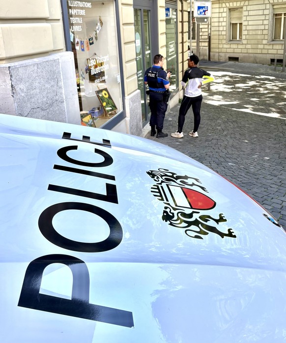 Intervention d'une patrouille de police le 3 juin 2026 au salon de coiffure Tribus Urbaines à Lausanne, avec la patronne Sylvie Makela (de dos à droite).